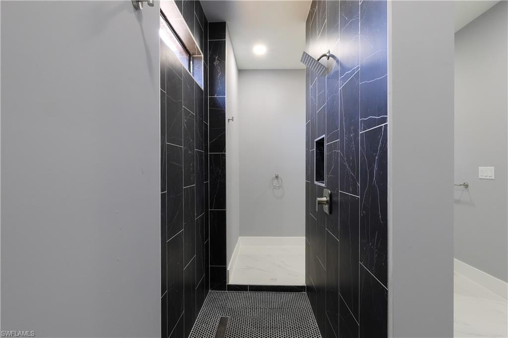 Full bathroom featuring a tile shower