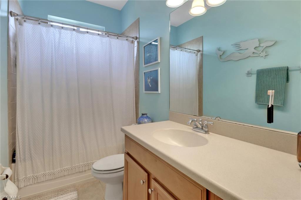 Upstairs guest bath