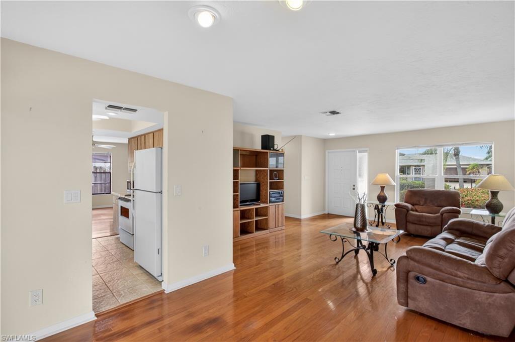 9708 Foxglove CIR