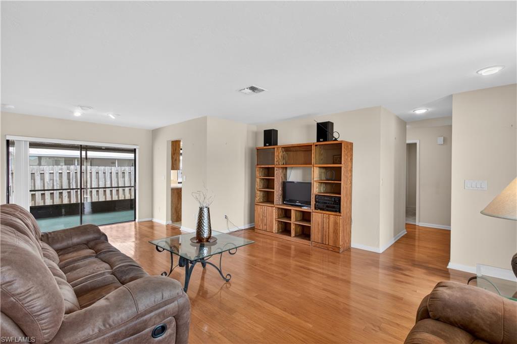 9708 Foxglove CIR