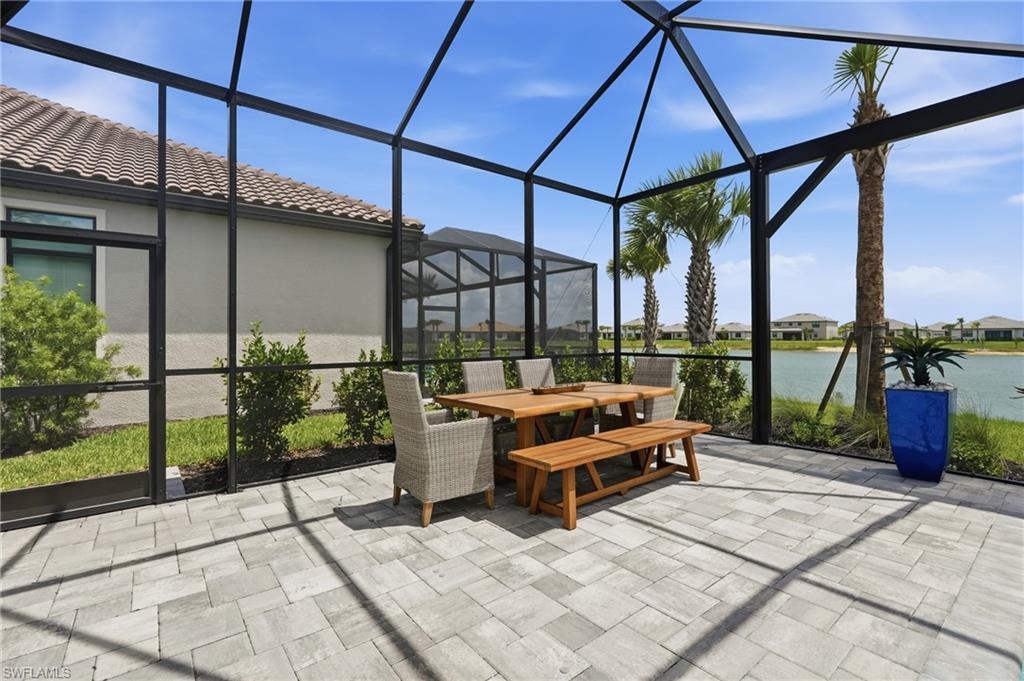 Expansive Pool Deck & Outdoor Dining Area Poolside