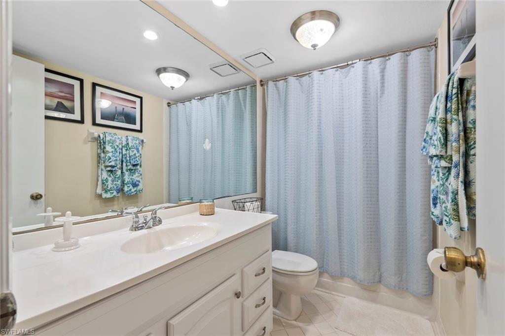 Great guest bath with tub/shower combo