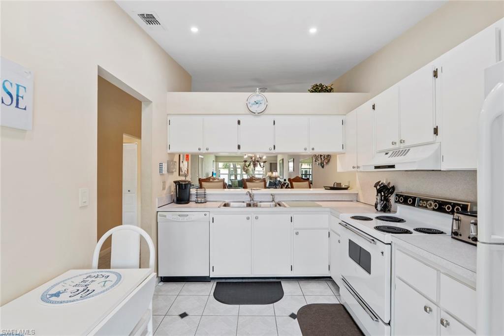 Lovely breakfast bar area between the kitchen and dining room