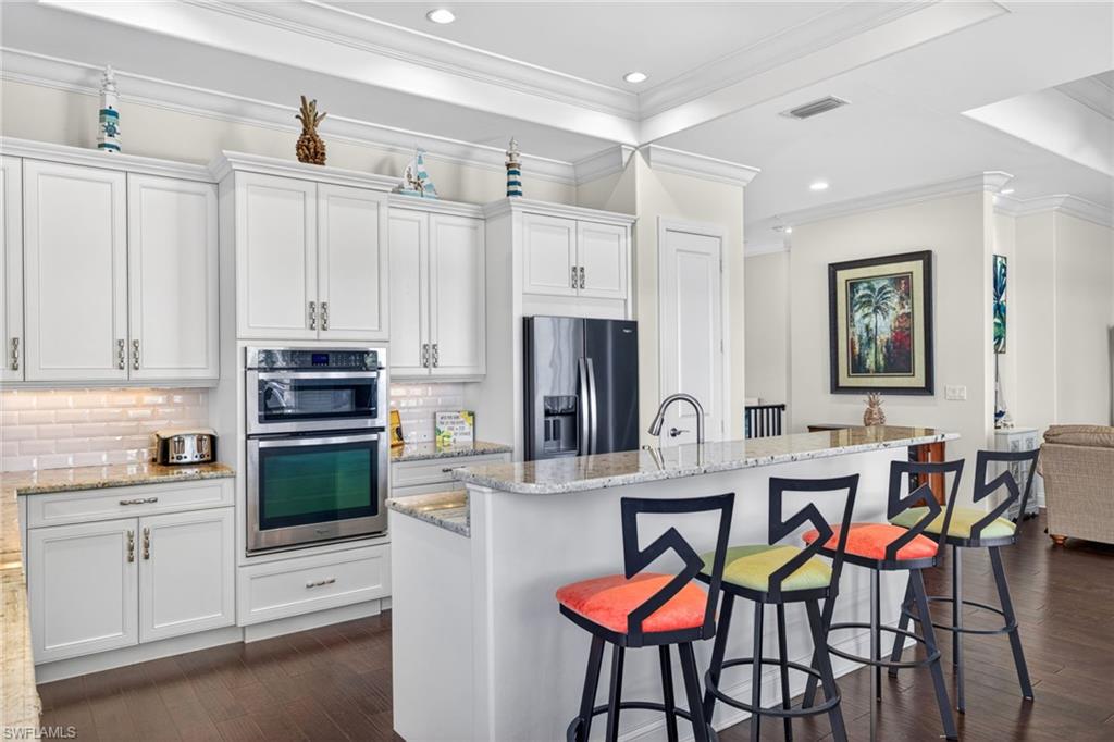 Kitchen w Island