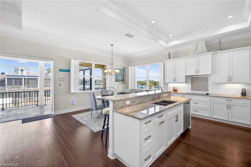 Kitchen w Bay view