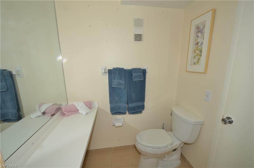 555 Park Shore DR B-309 photo 16