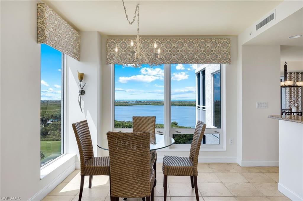 Enjoy a breakfast or a casual lunch while admiring the views...