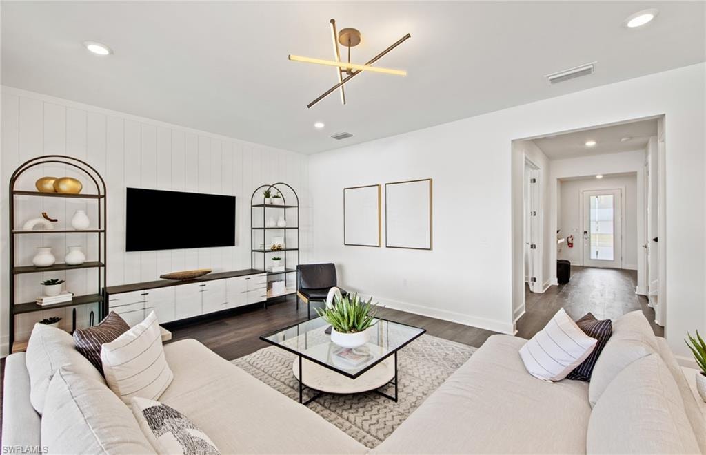 Interior photos are of a staged model home. Illustration purposes only. Options may vary.