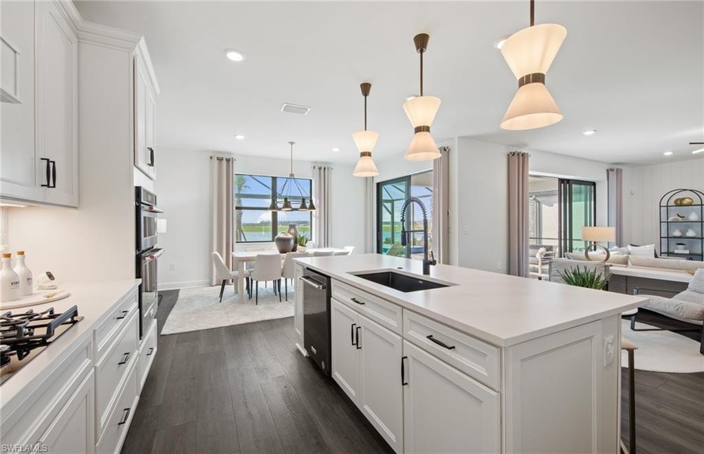 Interior photos are of a staged model home. Illustration purposes only. Options may vary.