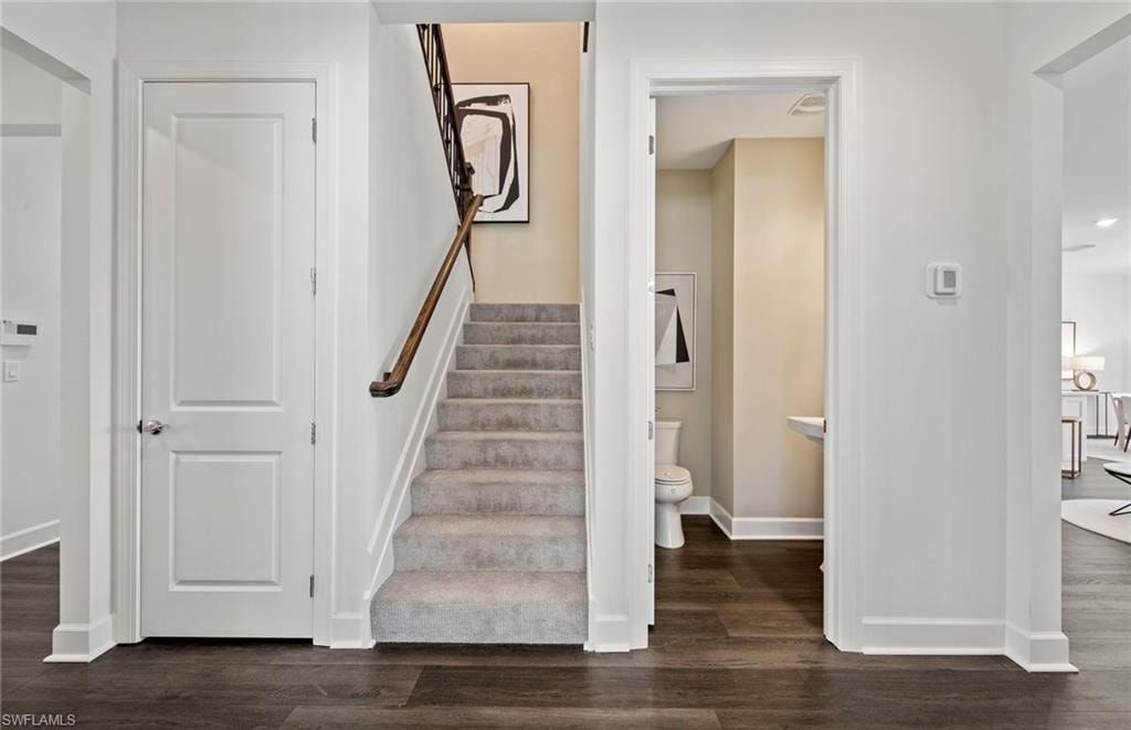 Interior photos are of a staged model home. Illustration purposes only. Options may vary.