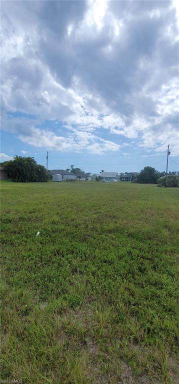 Expansive undeveloped land parcel featuring natural grass coverage