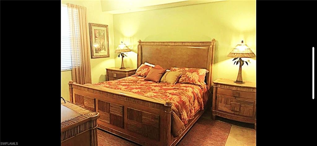 Large Master BR with King Bed.
