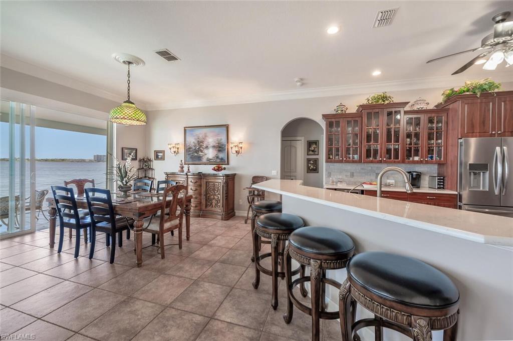 KITCHEN W/BREAKFAST BAR FACING DINING ROOM