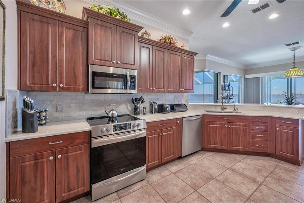 KITCHEN W/STAINLESS STEEL APPLIANCES