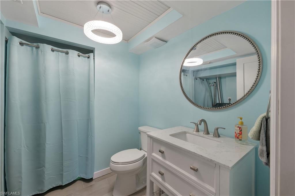 Half bathroom, 1st floor