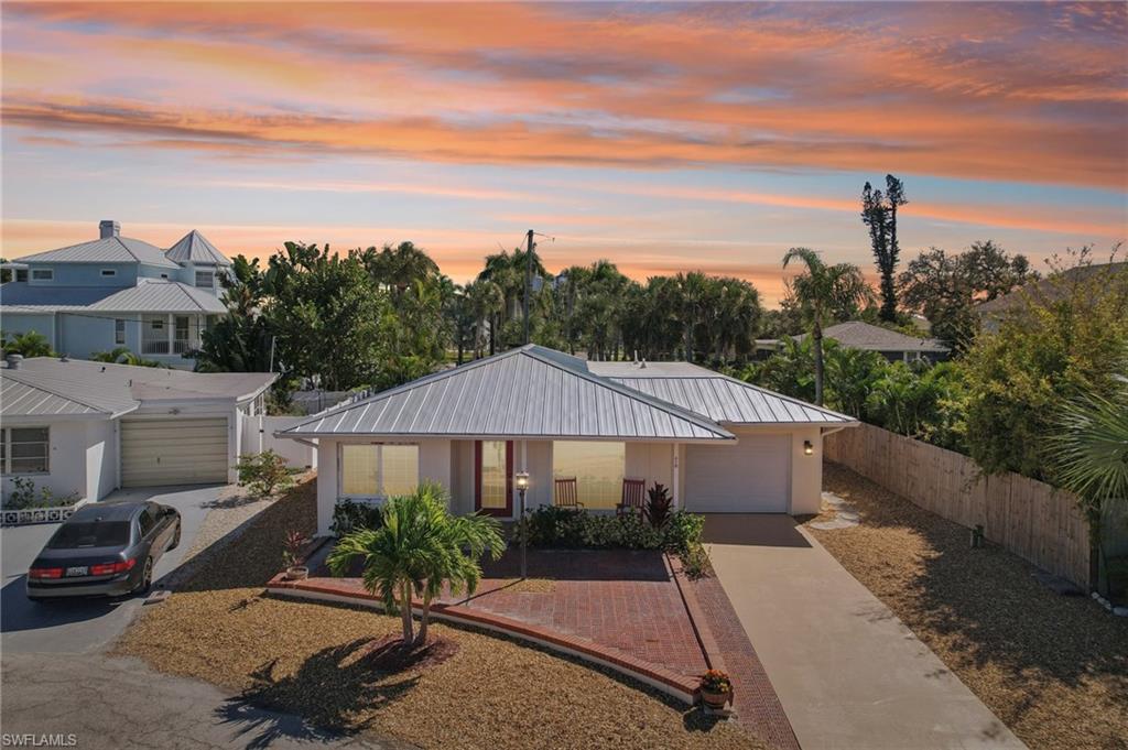 210 Hibiscus DR