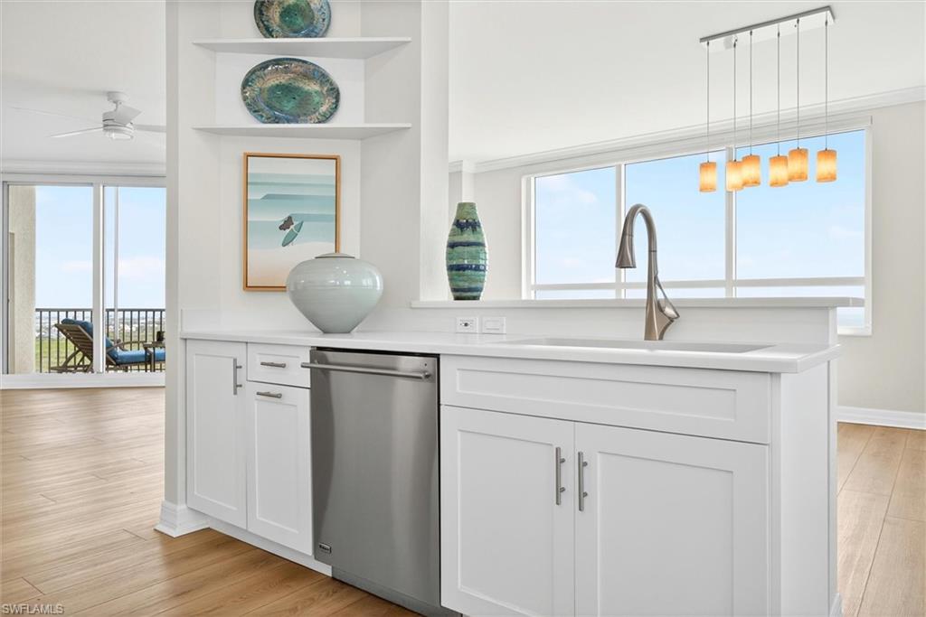 Bright_open_kitchen_wviews_