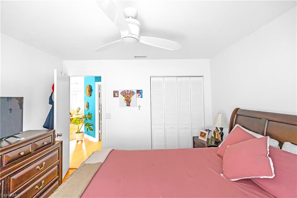 White ceiling fan with integrated lighting