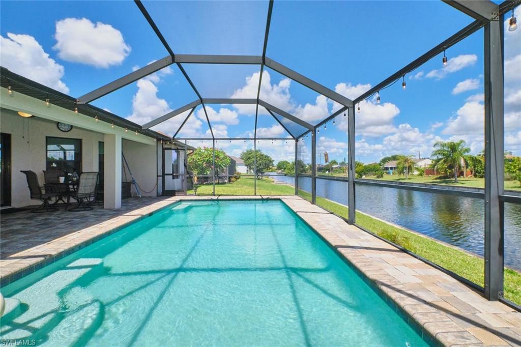 HUGE LANAI with screening and PAVERS