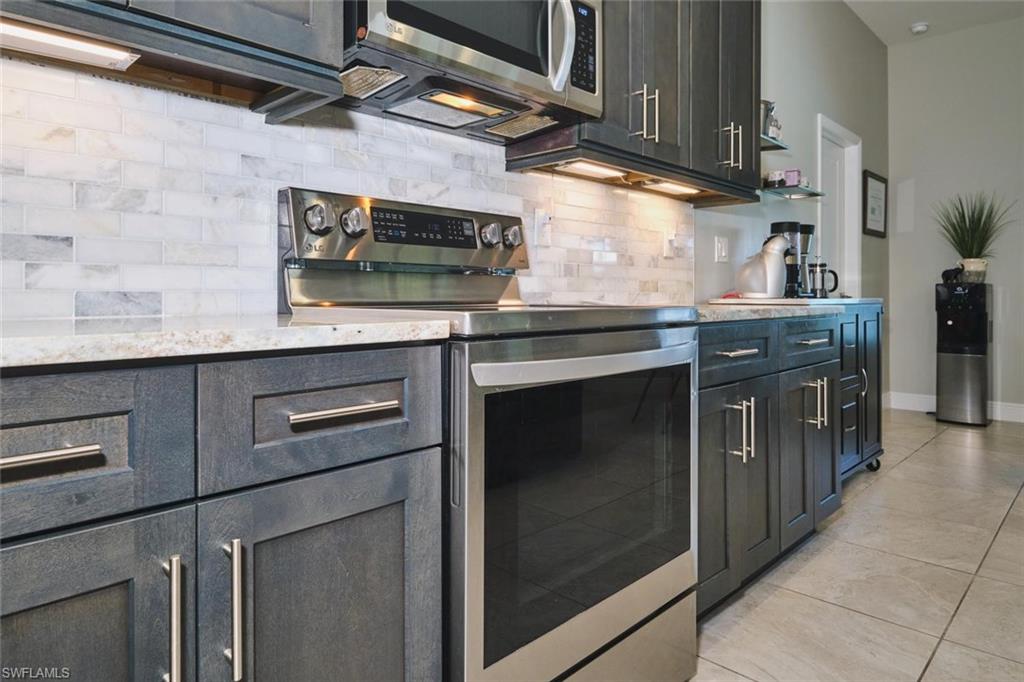BEAUTIFUL BACKSPLASH