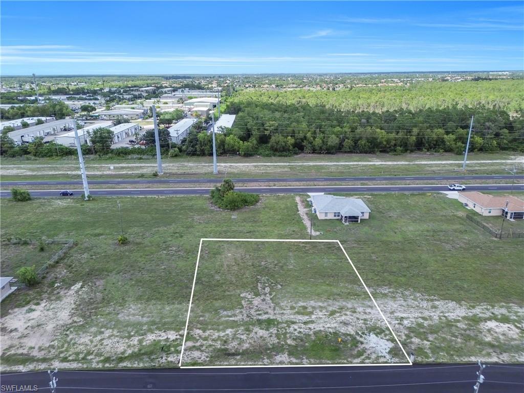 Expansive undeveloped lot featuring a grass and sand surface