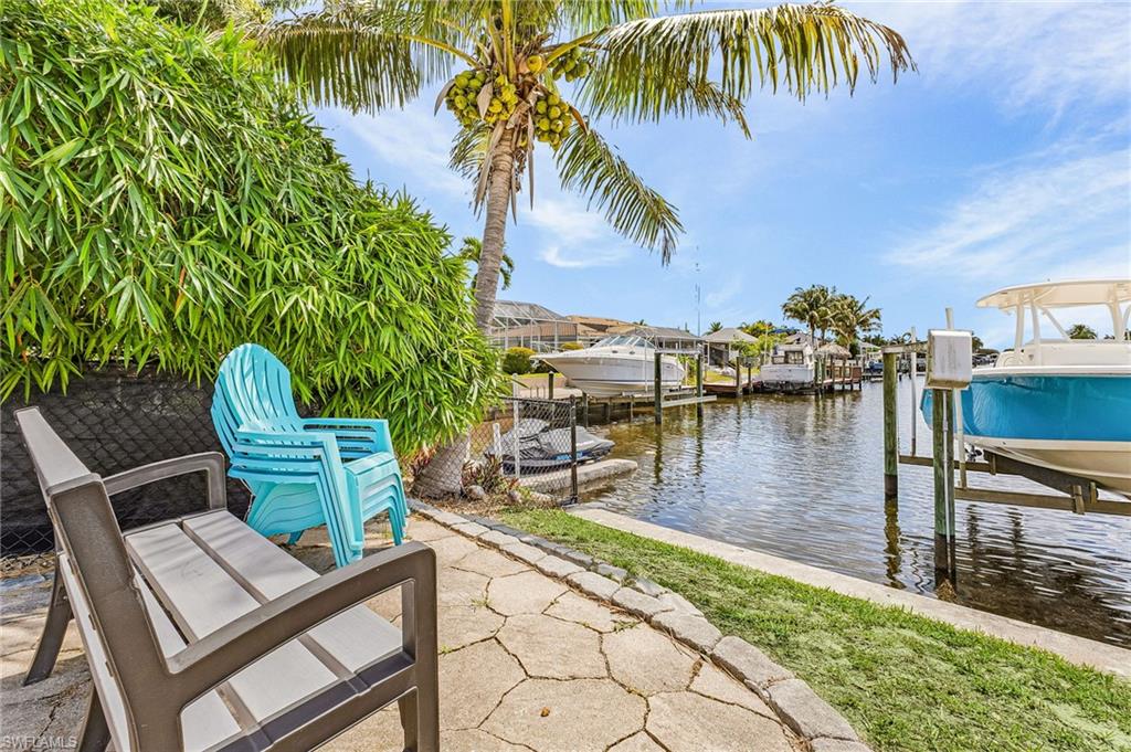 Fire pit patio or just to sit by the water and fish or enjoy Florida weather