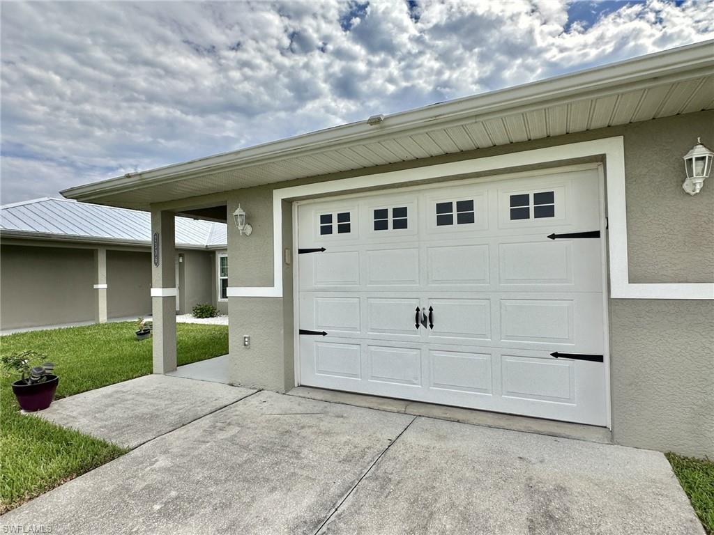 2306 garage with decor