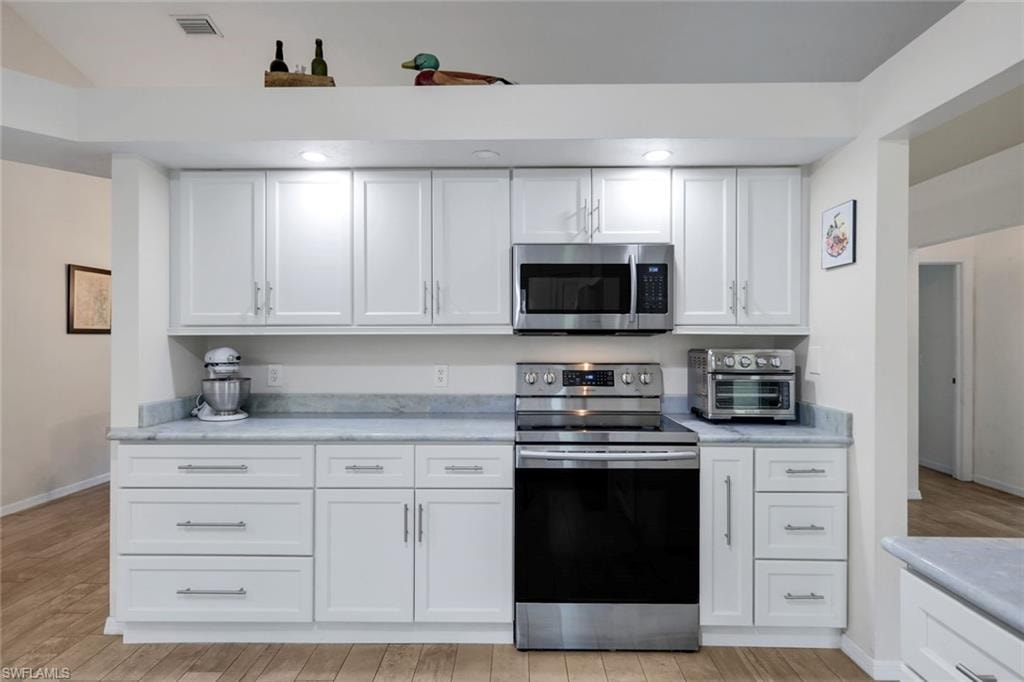 You will LOVE this preparing meals in this kitchen featuring quartz countertops and ample storage.