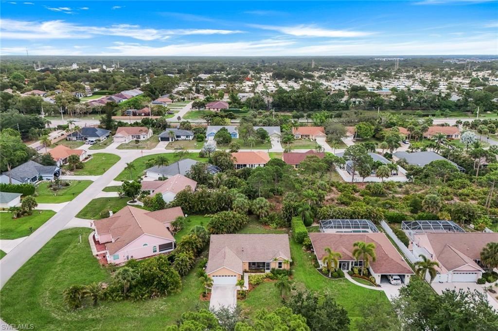 Centrally located minutes to downtown Bonita, Bonita Beach, grocery, restaurants and RSW International airport!