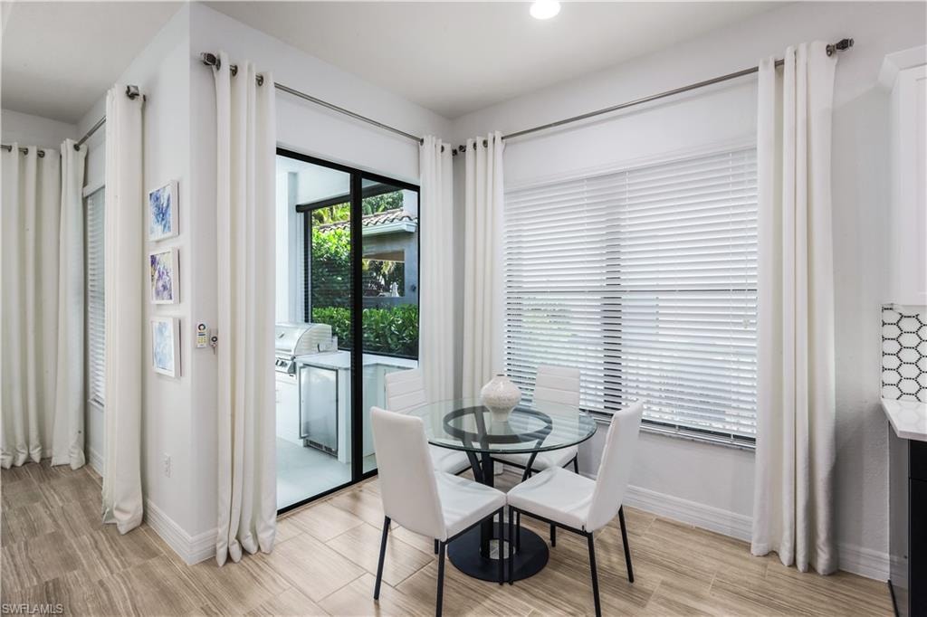 Breakfast nook with access to the lanai.