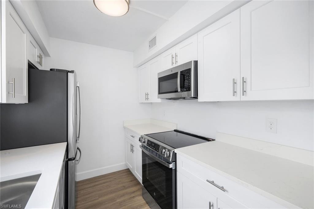 White shaker cabinets offers plenty of storage.