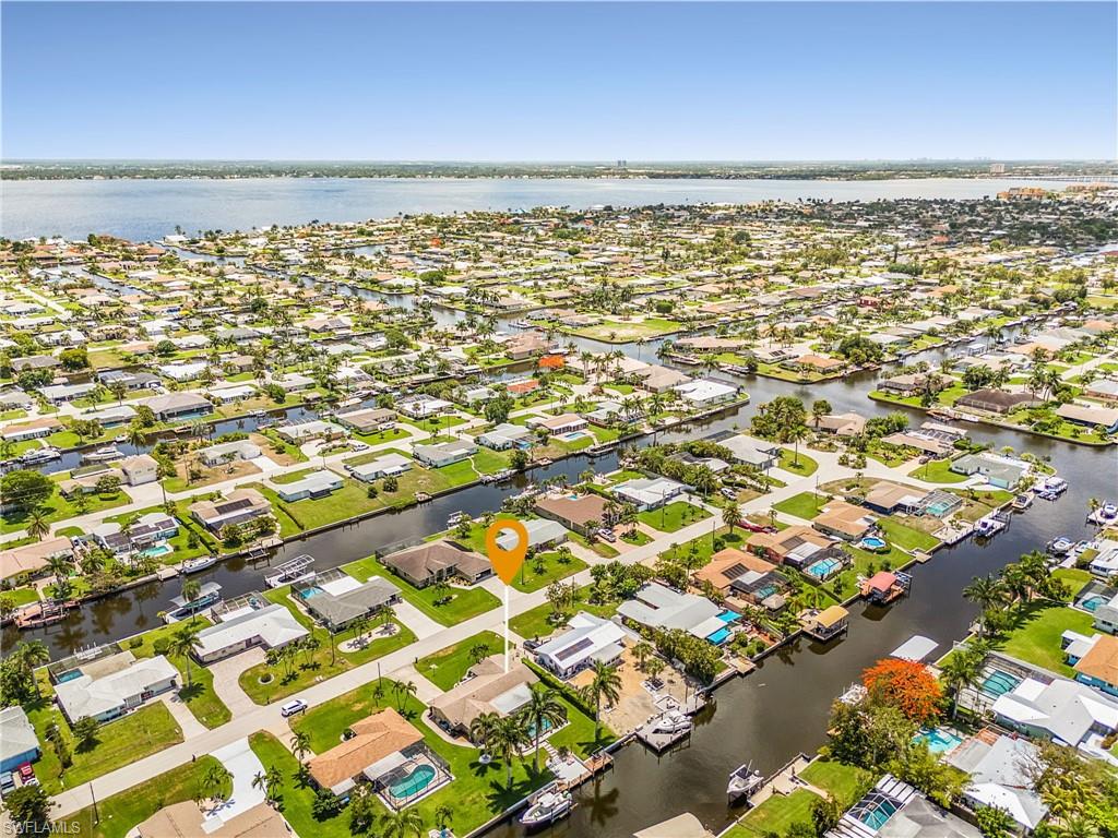 Ideal boating location, one left turn and you are in the River