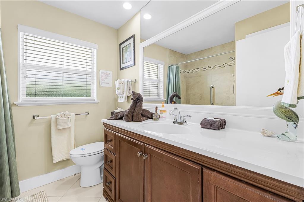 Second bath located between the guest bedrooms on the south side of home