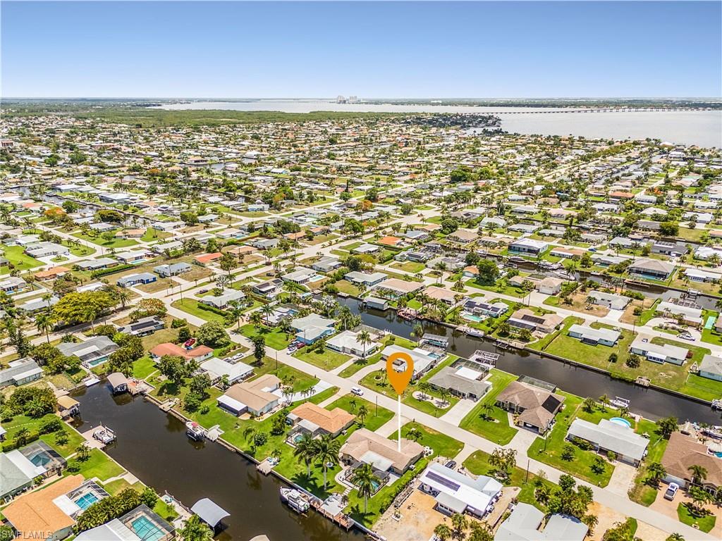 Super Riverfront neighborhood with walking paths to the river