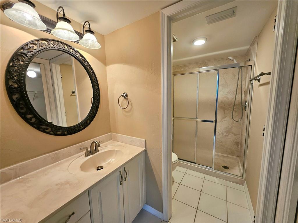 Main bathroom suite