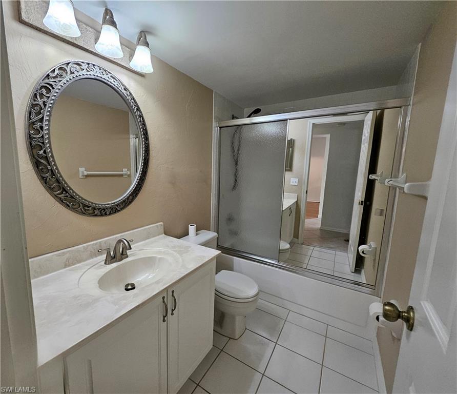 Large guest full bathroom