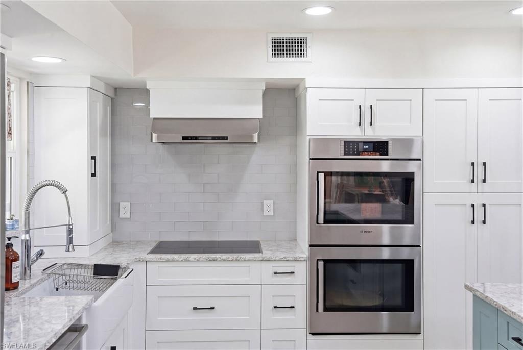 Kitchen w Double Ovens