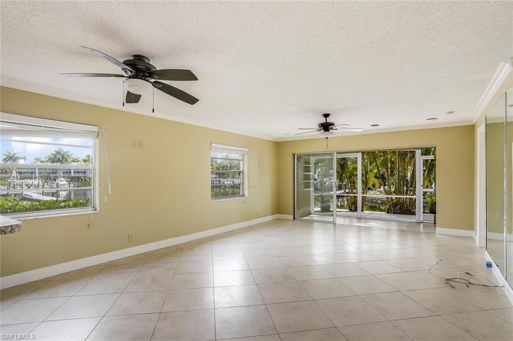 End unit with extra windows.