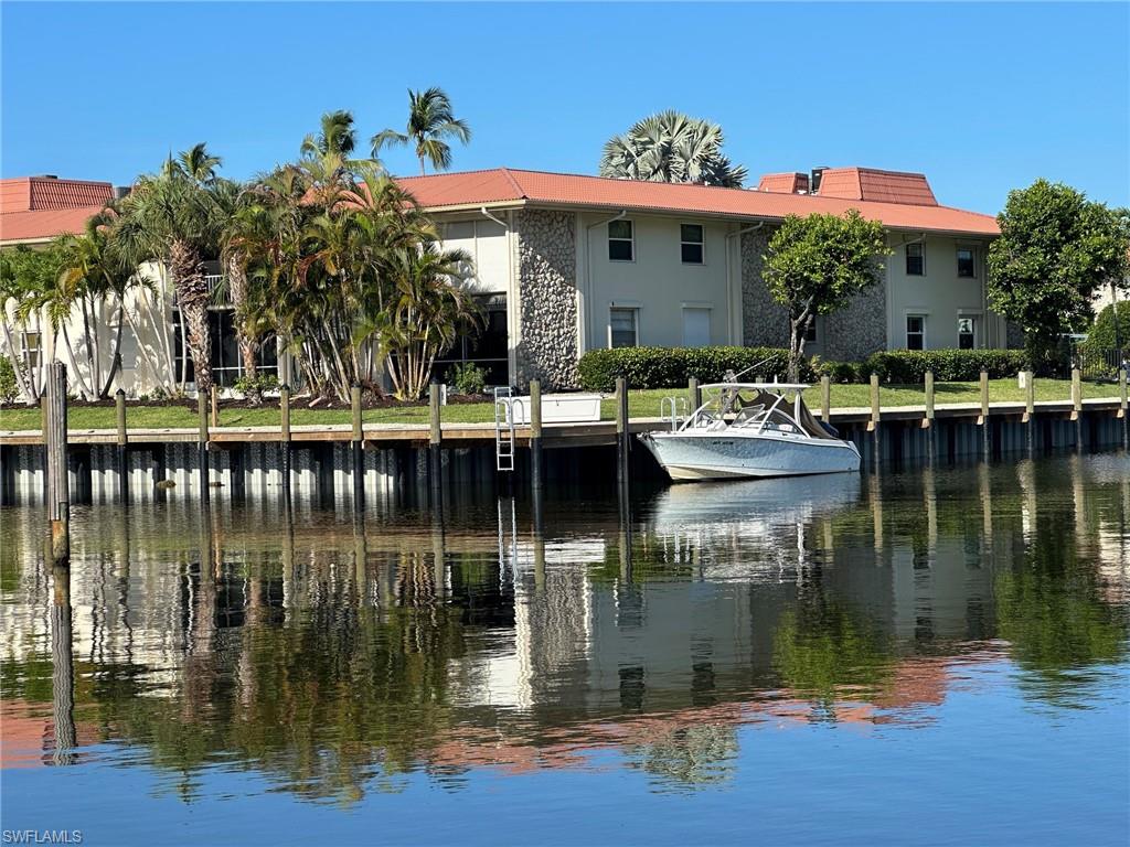 Corner unit -Views of both canals.