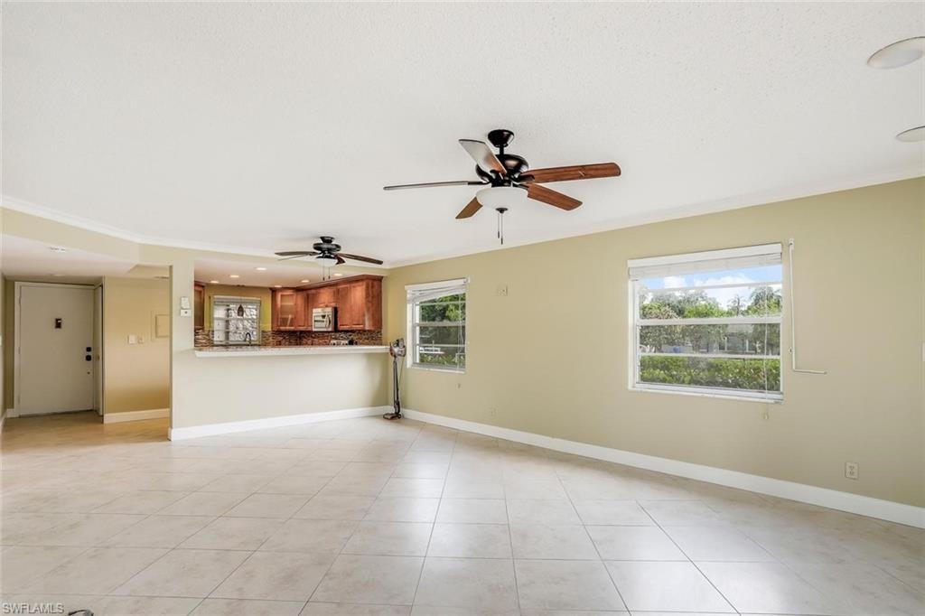 End unit with extra windows.