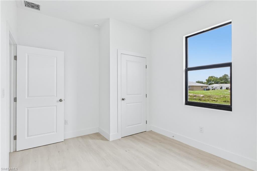 Comfortable secondary bedroom ideal for guests or extended stays.