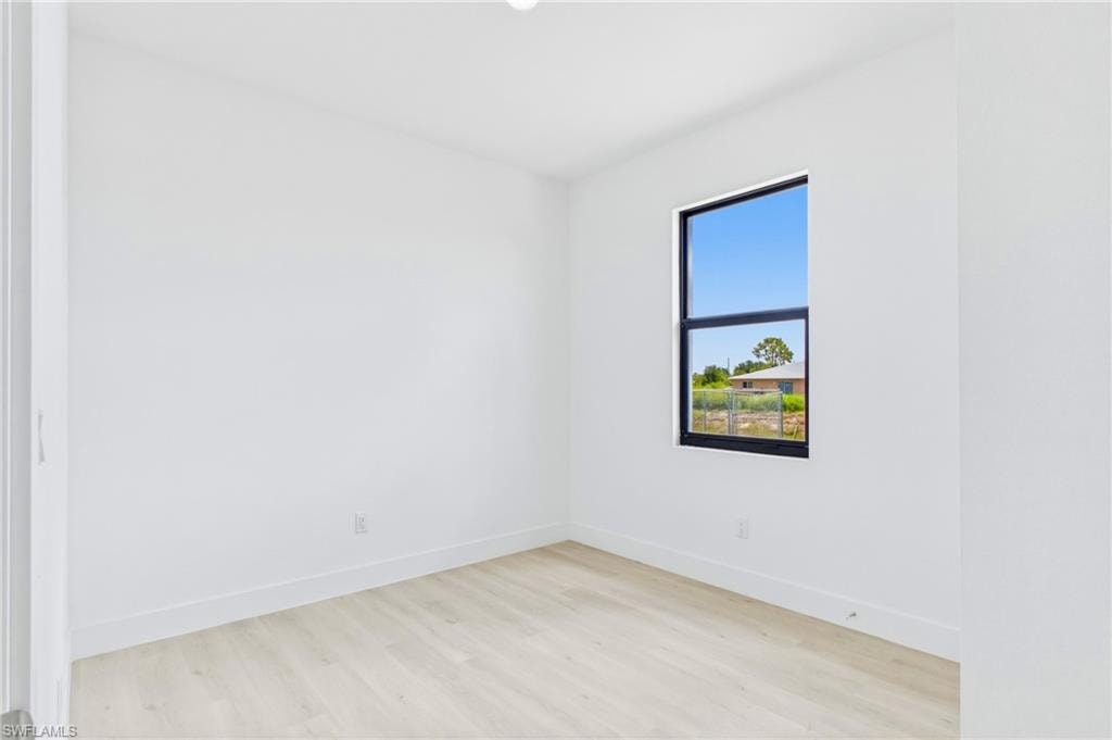 Comfortable secondary bedroom ideal for guests or extended stays.