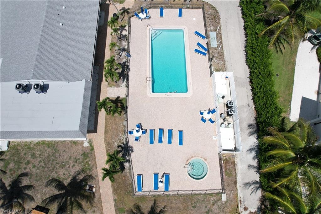Outdoor swimming pool with integrated spa, surrounded by a paver deck