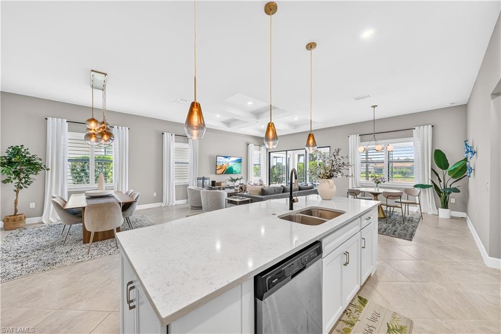 Central kitchen island with a double basin sink and a quartz countertop