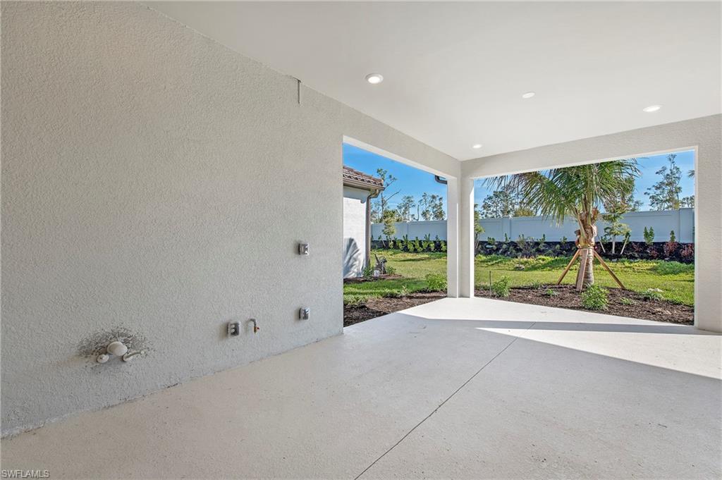 Lanai has been screened in since pictures were taken.