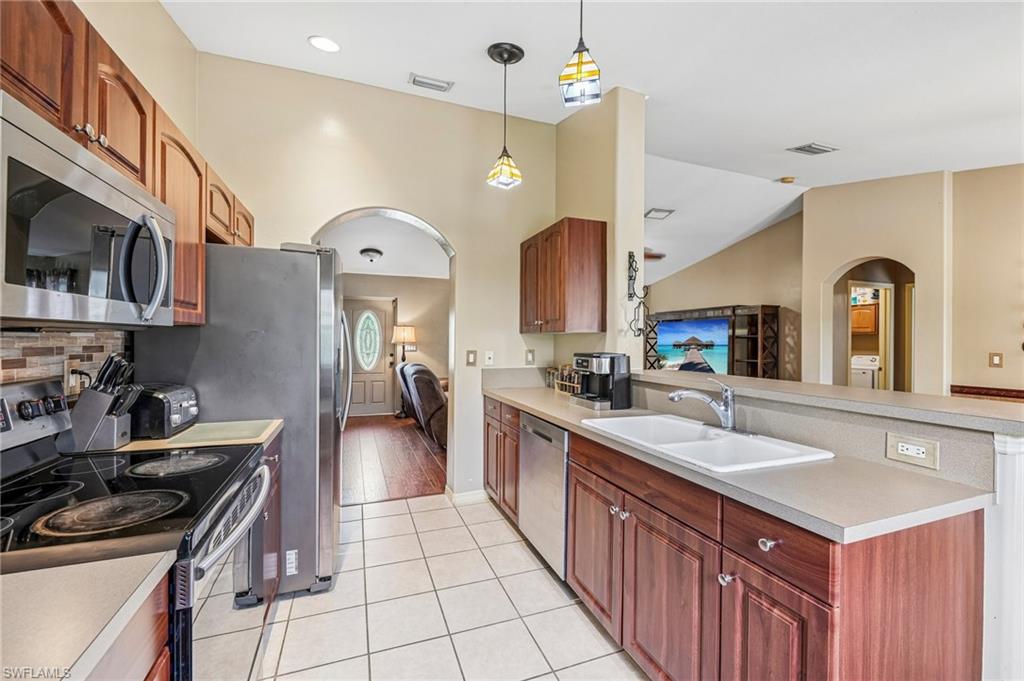 437 Raymer ST photo 10