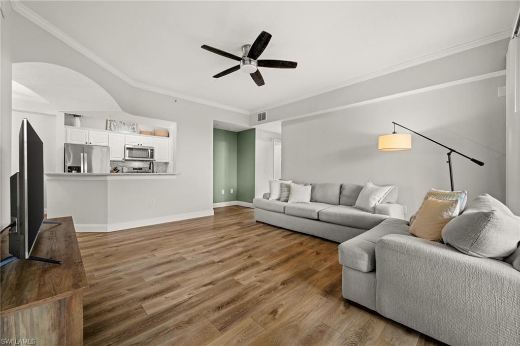 Living room w. added niche or closet