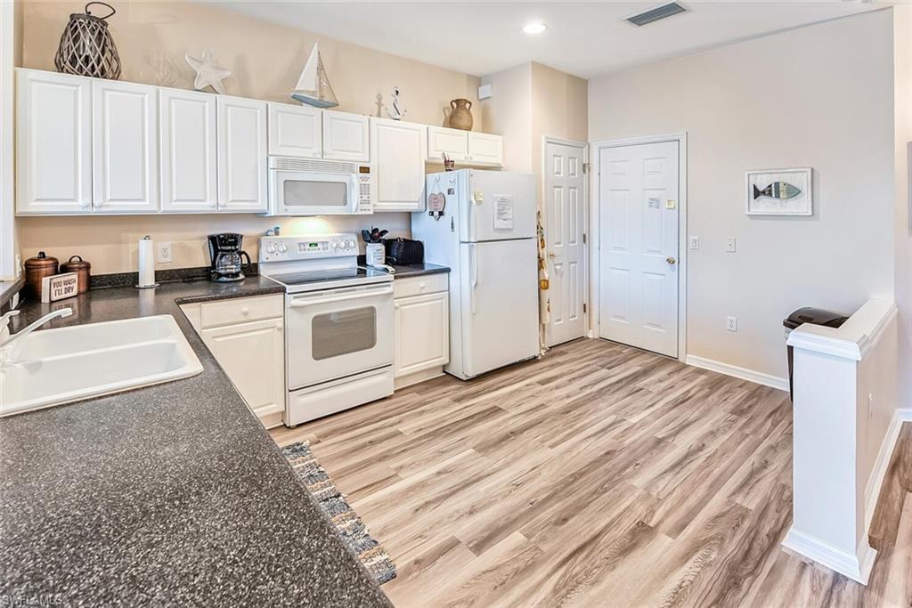 1080 Hampton CIR photo 6