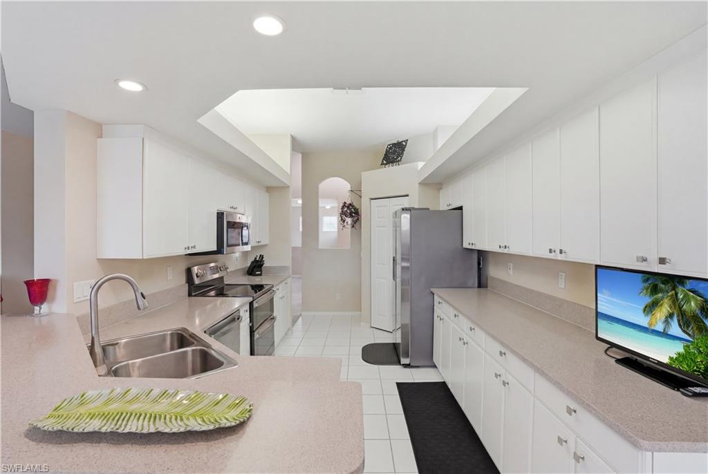 Spacious kitchen with plenty of room for two chefs!