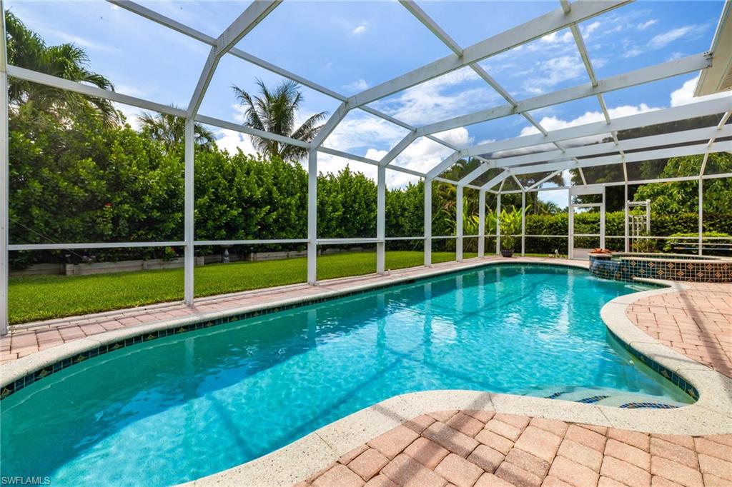 Relaxing pool with enclosure